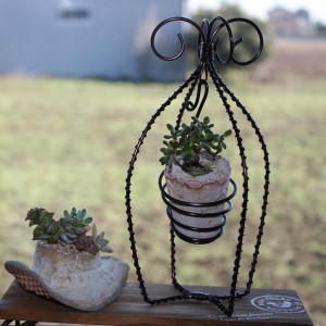 そよ風に揺れるバードゲージ風 flower pot